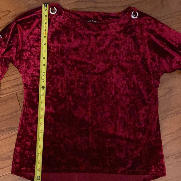 Cable & Gauge red velvet open quarter sleeves blouse. Size Petite Medium - Picture 9 of 10